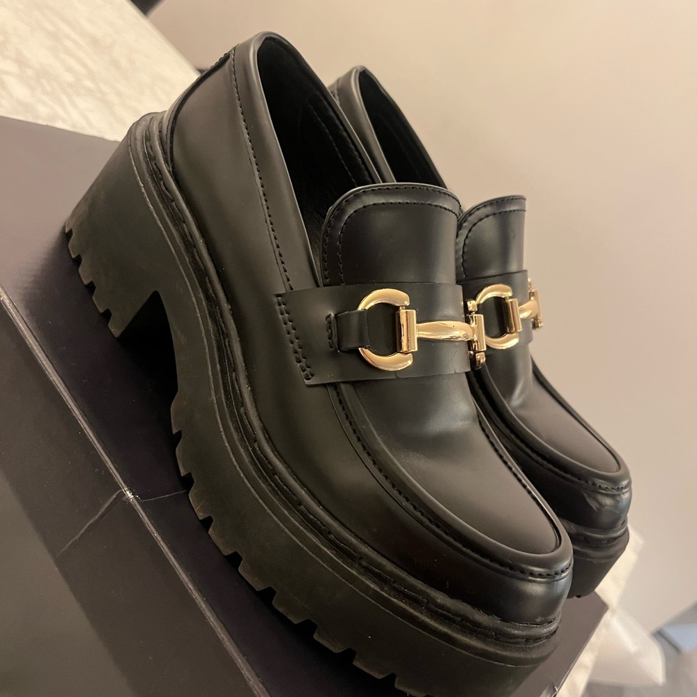 Steve Madden Black & Gold loafers // Size 6